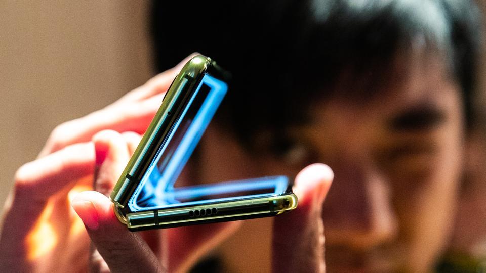 جوجل تسجل براءة إختراع لهاتف ذكي قابل للطي يمتاز بتصميم فريد من نوعه 1 Galaxy Fold 1 جوجل تسجل براءة إختراع لهاتف ذكي قابل للطي يمتاز بتصميم فريد من نوعه