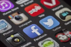 10 نصائح لخدمة العملاء عبر وسائل التواصل الاجتماعي والموقع الإلكتروني